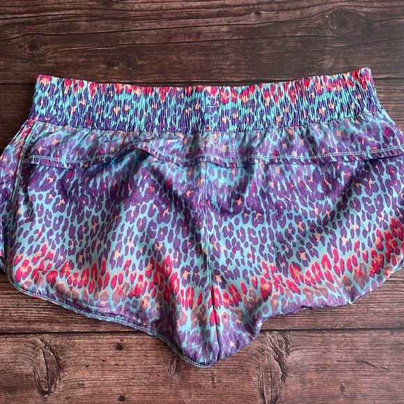 LORNA JANE | Multicolour print running shorts with dual zippered pockets - Picture 7 of 9